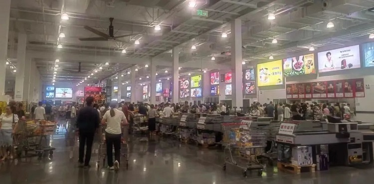 折扣店不只是搶傳統(tǒng)零售商的生意，還會(huì)搶品牌商的生意